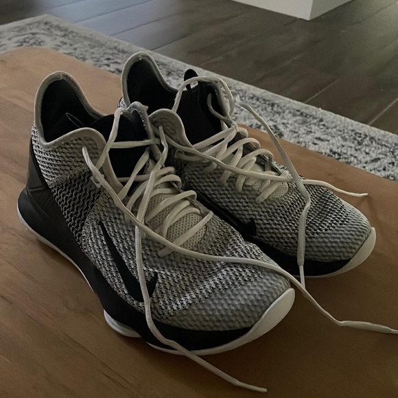 Black and white LeBron Witness 4 - Picture 1 of 8